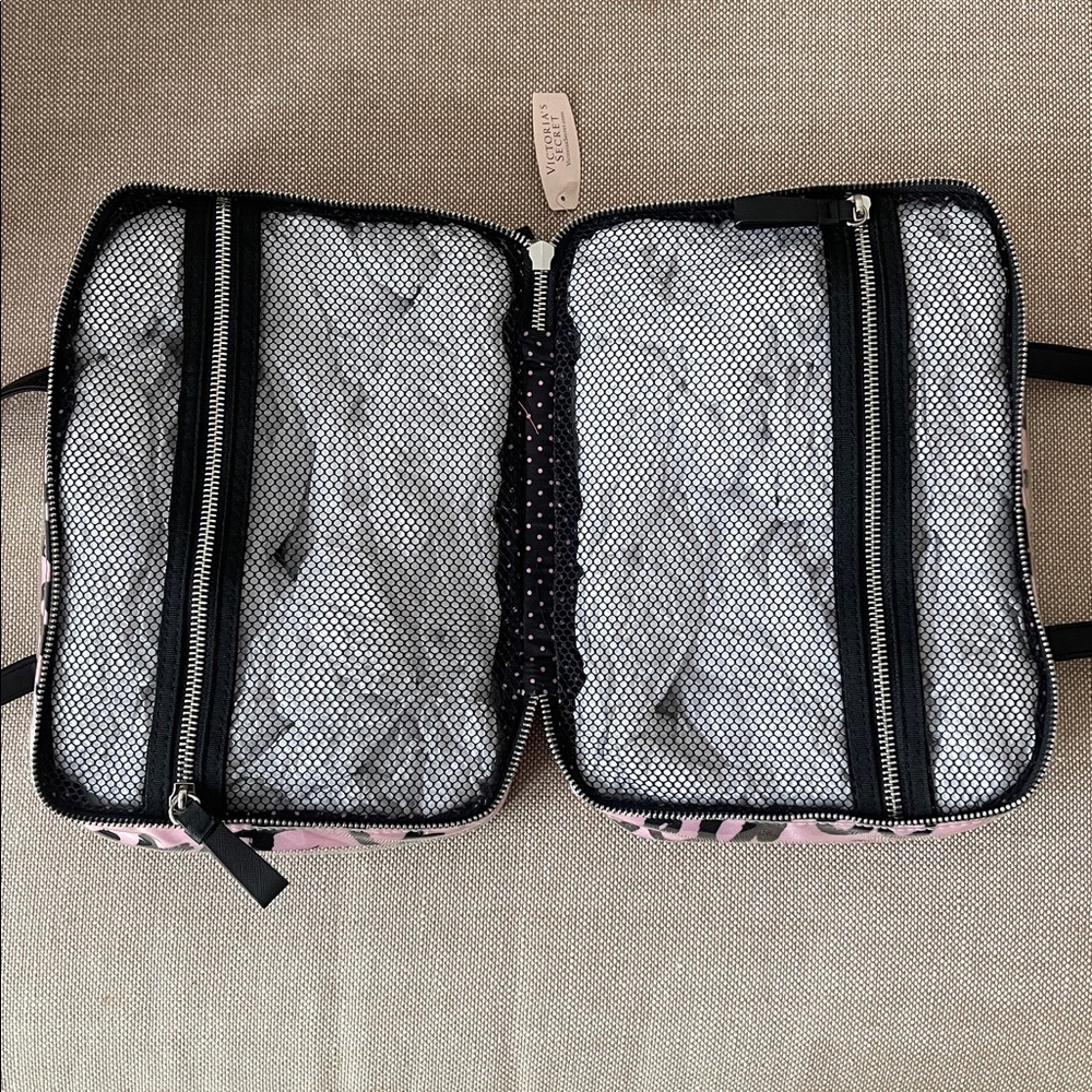NWT Victoria Secrets Cosmetic Zip Travel Signature Logo Makeup Beauty Bag - Picture 2 of 4